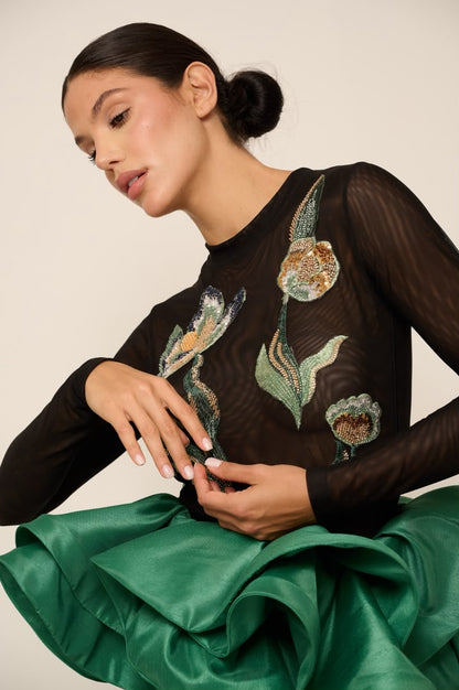 Mesh top con aplicaciones bordadas